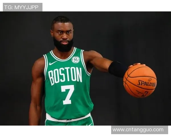 杰伦布朗如何在NBA赛场上展现出色的领导力与全能表现